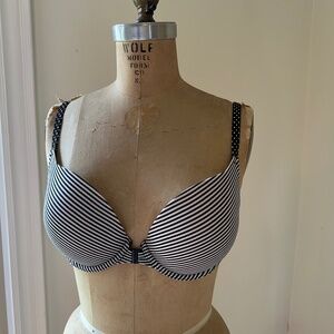 Super Cute Victorias Secret Front Close Bra